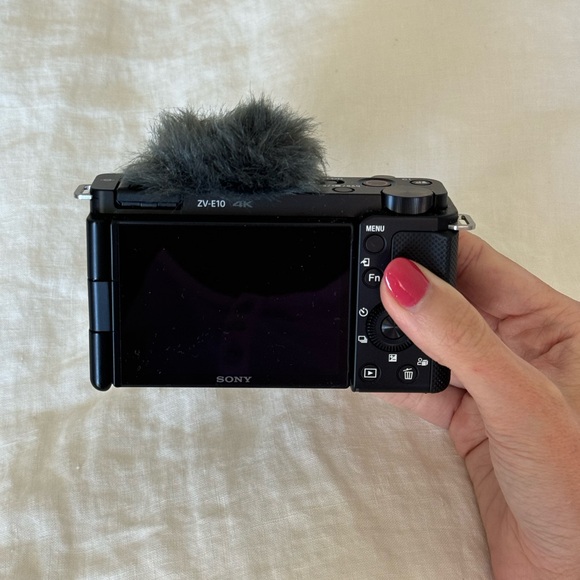 SONY ZV-e10 DIGITAL CAMERA - Picture 3 of 6